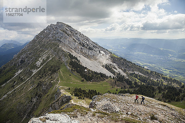 Ga?ï¿½l Durand (links) und Olivier Gagliardini wandern vom Col de l'Arc im Parc Naturel Rï¿½gional du Vercors  Frankreich  zum Pic Saint-Michel. Beide sind Glaziologen am Laboratoire de Glaciologie et G?ï¿½ophysique de l'Environnement in der Nähe von Grenoble. Der Cr?ï¿½te des Crocs ist auf der anderen Seite des Berges zu sehen.