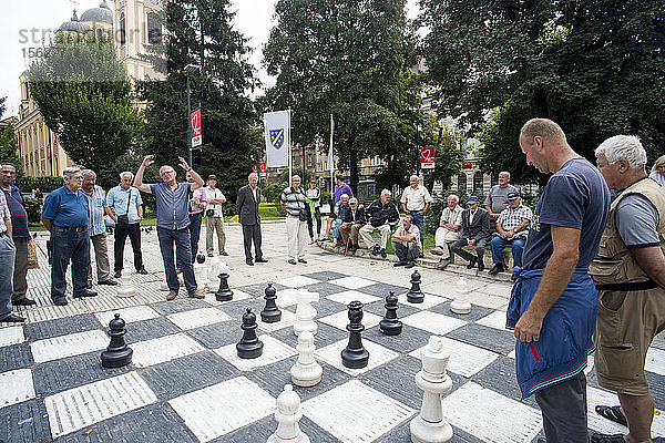 Ein Schachspiel unter freiem Himmel in Bosnien und Herzegowina  Europa