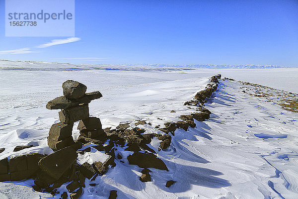 Ein Steinhaufen  der von örtlichen Inuit-Jägern und Schneemobilexpeditionen als visueller Wegpunkt genutzt wird