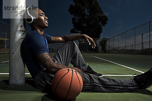 Ein Basketballspieler hört vor einem Spiel in SAn Diego  CA  Musik.