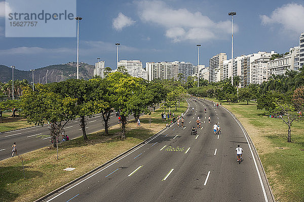 Straße und Bäume und Stadt im Hintergrund im Flamengo Park  Rio de Janeiro  Brasilien