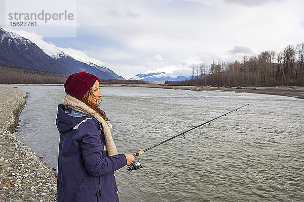 Die Profi-Snowboarderin Helen Schettini fischt an einem Tag  an dem sie nicht Snowboard fährt  auf einem Ausflug nach Haines  Alaska  im Chilkat River.