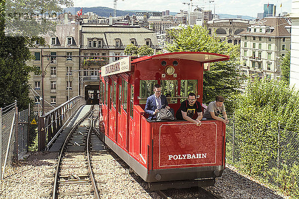 Menschen fahren mit der Polybahn in der Nähe des Hauptbahnhofs in der Altstadt  Zürich  Schweiz