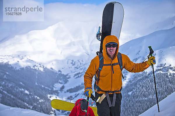Zwei Snowboarder wandern auf den Silverton Mountain in Colorado.