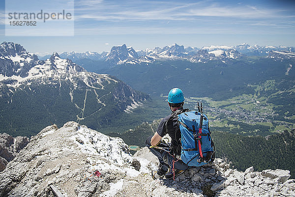 Rückansicht eines Mannes  der die Aussicht auf dem Klettersteig Ivano Dibona genießt