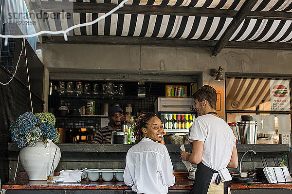 Die Kellner warten an der Saftbar im Market  einem Weltklasse-Restaurant am Fuße des Berea in Durban  Südafrika. Es gibt eine Küche und einen Speisesaal im Inneren sowie einen Gartencafé-Hof mit einem Ring aus Leopardenbäumen.