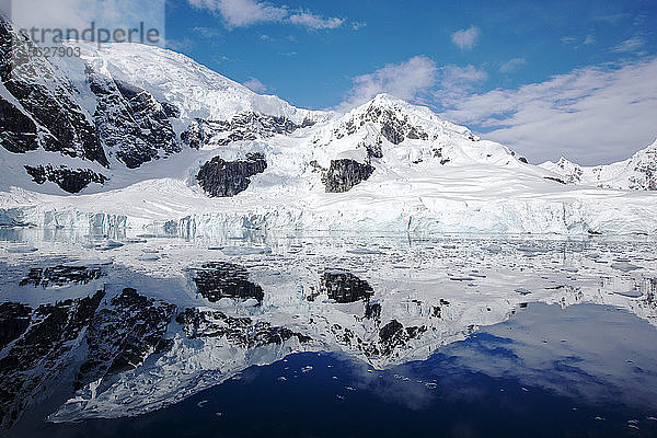 Atemberaubende Küstenlandschaft unterhalb des Mount Walker in der Paradise Bay vor Graham Land auf der Antarktischen Halbinsel. Die Halbinsel ist einer der Orte auf der Erde  die sich am schnellsten erwärmen.