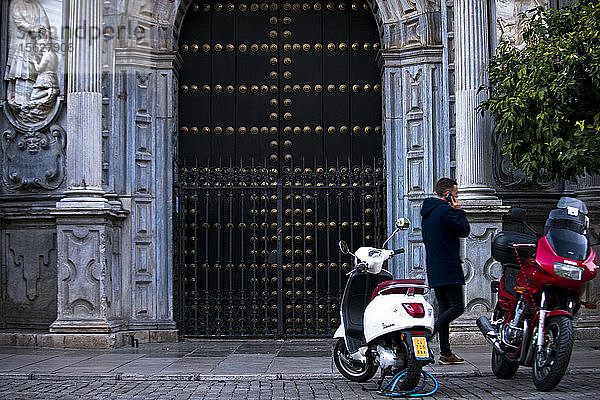 Mopeds stehen vor einer alten Kirche in Granada  Spanien.