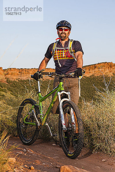 Mountainbiker fährt auf dem Blue Sky Trail und trägt ein New Belgium Brewing Fahrradtrikot. Er ist in der Nähe der Kreuzung des Coyote Ridge Trail mit dem Blue Sky Trail  Fort Collins  Colorado.