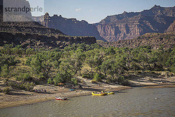 Fernsicht auf Lager und Flöße am Ufer des Green River im Abschnitt Desolation/Gray Canyon  Utah  USA