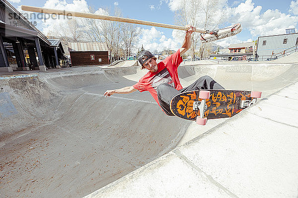 Eskimo Joe  Skateboarding  Big Bowl Air mit Besen