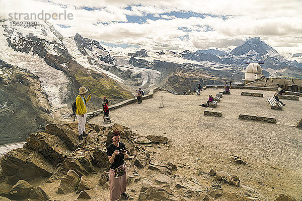 Berglandschaftï¿½mit Aussichtsplattform inï¿½Gornegratï¿½inmitten von Wolken  ï¿½Zermatt  ï¿½Wallis  Schweiz