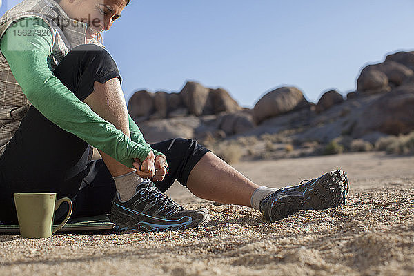 Frauen binden ihre Schnürsenkel für Trail Running in Alabama Hills National Recreation Area  Kalifornien  USA vorbereiten