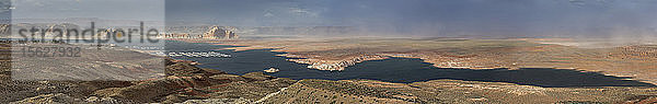 Staubsturm am Lake Powell  Arizona  mit der Wahweap Marina im Vordergrund.