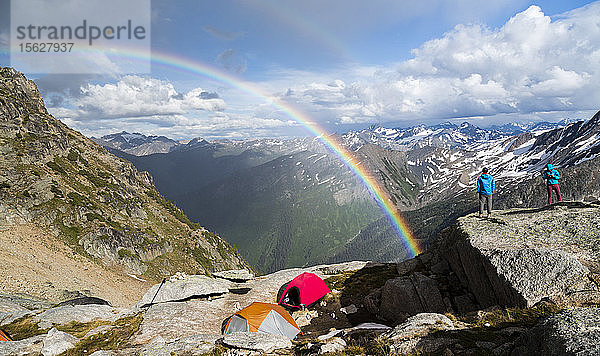 Ein Regenbogen zeigt sich auf dem Applebee Dome Campground im Bugaboo Provincial Park  British Columbia  Kanada. Der Applebee Dome Campground ist das wichtigste Basislager für die Kletterer in den Bugaboos. Das liegt daran  dass er den Hauptklettergebieten am nächsten liegt.