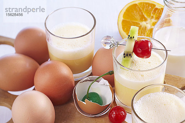 Golden Egg aus Orange  Milch  Vanilleeis  Eigelb  Limette und Fruchtspiess