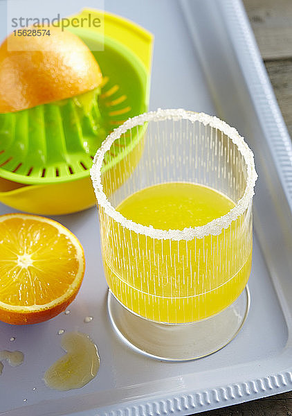 Poncha Cocktail mit Orange  Zitrone  Honig  Cachaca und Zuckerrand