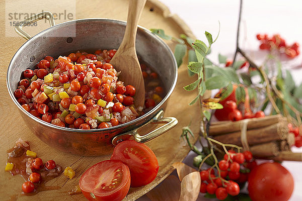 Ebereschen-Chutney mit Tomaten  Paprika und Sultaninen kochen