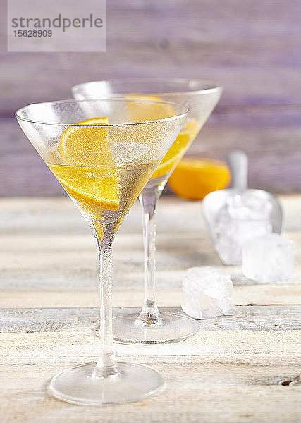 Cocktail Alaska mit Gin Chartreuse  Orange und Eis