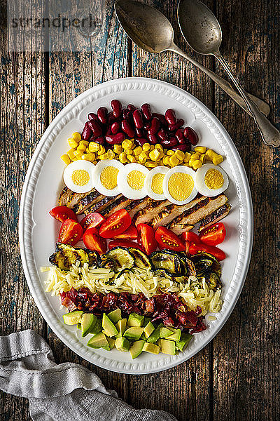 Cobb Salad mit Gemüse  Käse  Rindfleisch  Mais und Ei (USA)