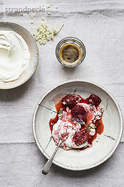 Griechischer Joghurt mit gebackenen Erdbeeren und Holunderblüten