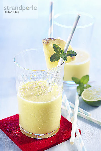 Ananas-Cocktail mit Maracujanektar  Kokosmilch  Limette  Minze und Rum
