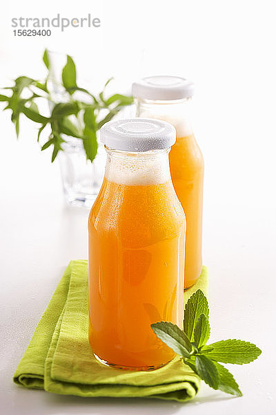 Selbstgemachte Melonenlimonade mit Stevia  Cantaloupe  Limette und Mineralwasser