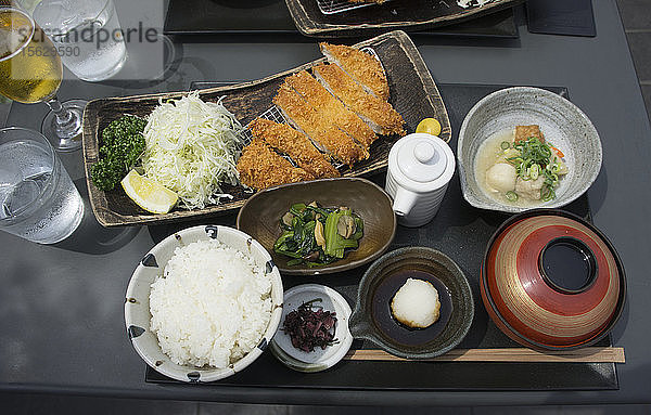 Tonkatsu mit Kohl  Sauce  Reis  Pickles  geriebenem Rettich und Misosuppe (Japan)