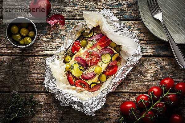 Feta mit Tomaten  Zucchini  Oliven  Zwiebeln und Thymian im Pergamentpapier