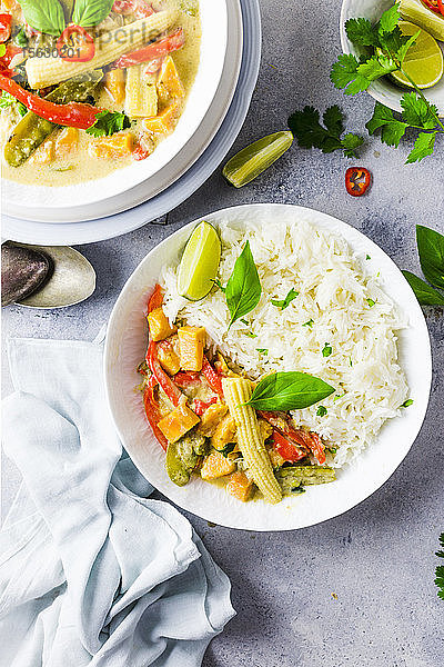 Veganes grünes Thaicurry mit Reis