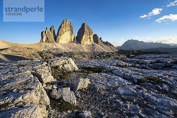 Szenische Ansicht der Tre Cime Di Lavaredo vor blauem Himmel  Italien