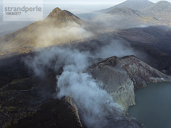 Indonesien  Java  Luftaufnahme des grünen Schwefelsees des Vulkans Ijen