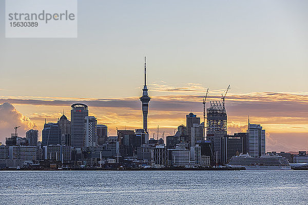 Moderne Gebäude am Meer vor bewölktem Himmel bei Sonnenuntergang  Ozeanien  Neuseeland