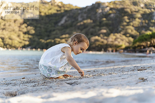 Süßes Kleinkind spielt am Strand