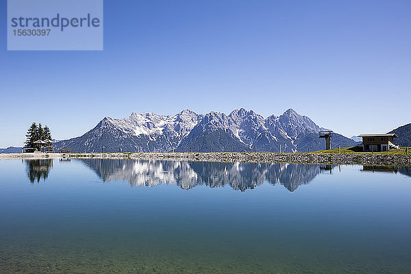 Landschaftlicher Blick auf den See und die Loferer Steinberge bei klarem Himmel  KitzbÃ¼hel  Tirol  Österreich