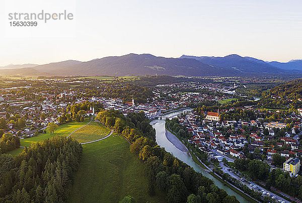 Luftaufnahme des Kalvarienbergs und der Isar gegen den Himmel  Isarwinkel  Oberbayern  Bayern  Deutschland