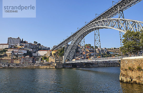 Portugal  Porto  Dom Luis I-BrÃ?cke an einem friedlichen Tag gesehenÂ
