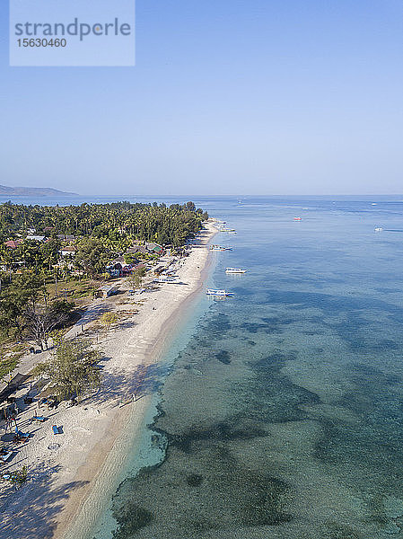 Luftaufnahme der Gili-Inseln bei strahlend blauem Himmel auf Bali  Indonesien