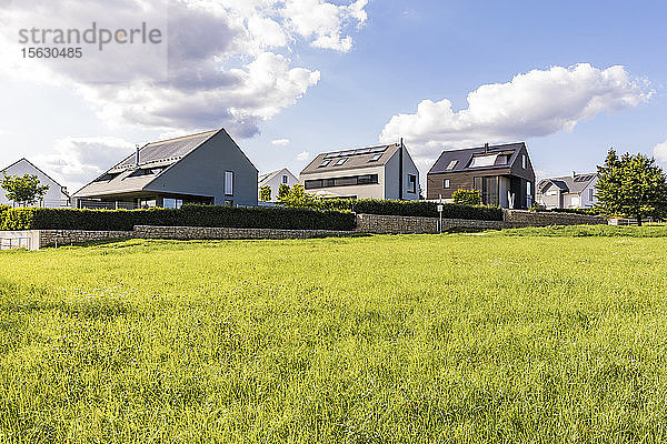 Häuser mit Sonnenkollektoren auf dem Dach durch Feld gegen den Himmel  Baden-WÃ¼rttemberg  Deutschland