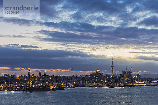 Moderne Gebäude am Meer vor bewölktem Himmel in der Abenddämmerung in Auckland  Neuseeland