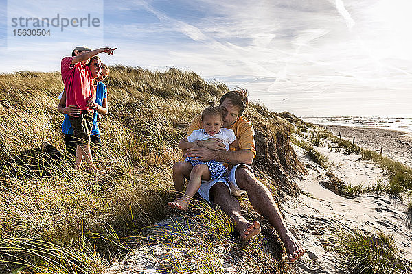 Familie in einer Stranddüne am Meer  Darß  Mecklenburg-Vorpommern  Deutschland