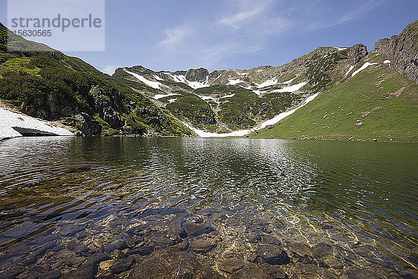 Blick auf den Wildseelodersee und das Gebirge gegen den Himmel bei Fieberbrunn  KitzbÃ¼hel  Tirol  Österreich