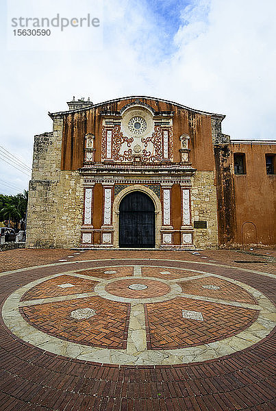 Außenansicht der Dominikanerkirche und des Klosters bei bewölktem Himmel  Santo Domingo  Dominikanische Republik