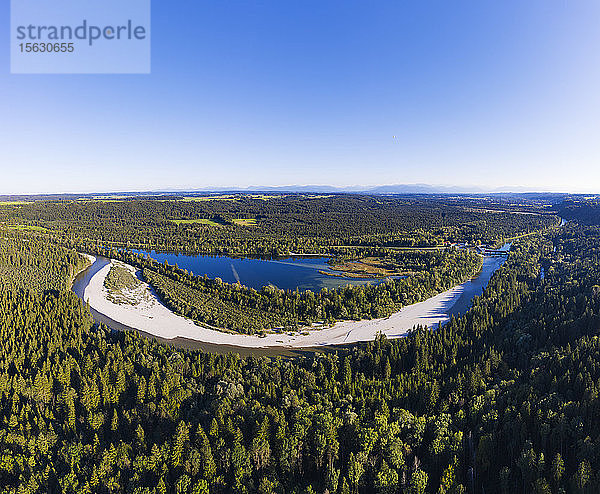 Deutschland  Oberbayern  Icking  Luftaufnahme des Ickinger Weihers  umgeben von weitem grünen Wald