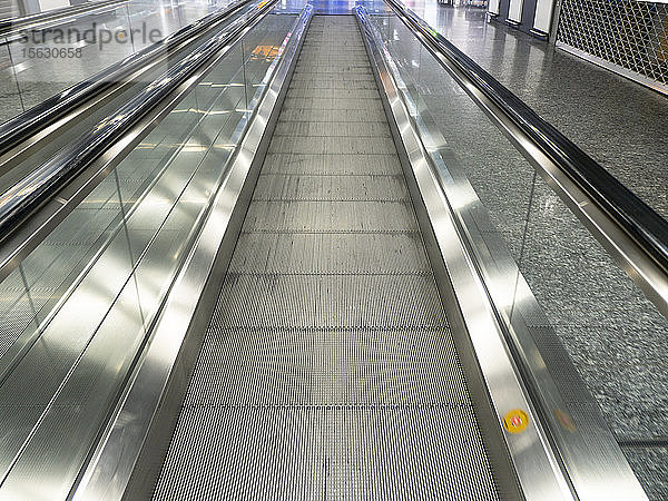 Abnehmende Perspektive eines leeren Rollsteigs am Flughafen