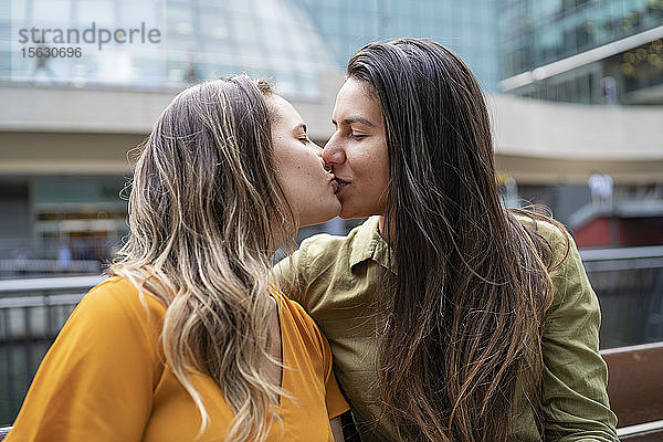 Liebevolles lesbisches Paar küsst sich in der Stadt  London  Großbritannien