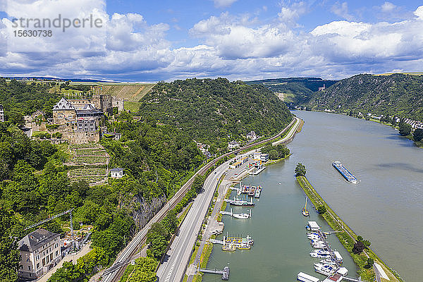 Luftaufnahme der Burg Rheinfels auf einem Berg am Rhein  Deutschland