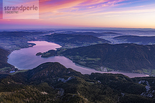 Ã-sterreich  Schafberg  Hollengebirge  Mondsee bei Sonnenaufgang