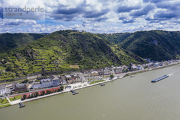 Luftaufnahme von Sankt Goar am Rhein bei bewölktem Himmel  Deutschland