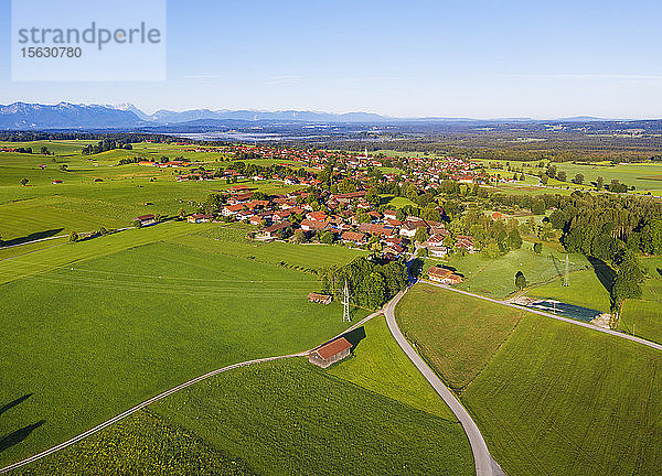 Luftaufnahme der Landschaft von KÃ¶nigsdorf mit Alpenkette im Hintergrund  TÃ¶lzer Land  Oberbayern  Bayern  Deutschland